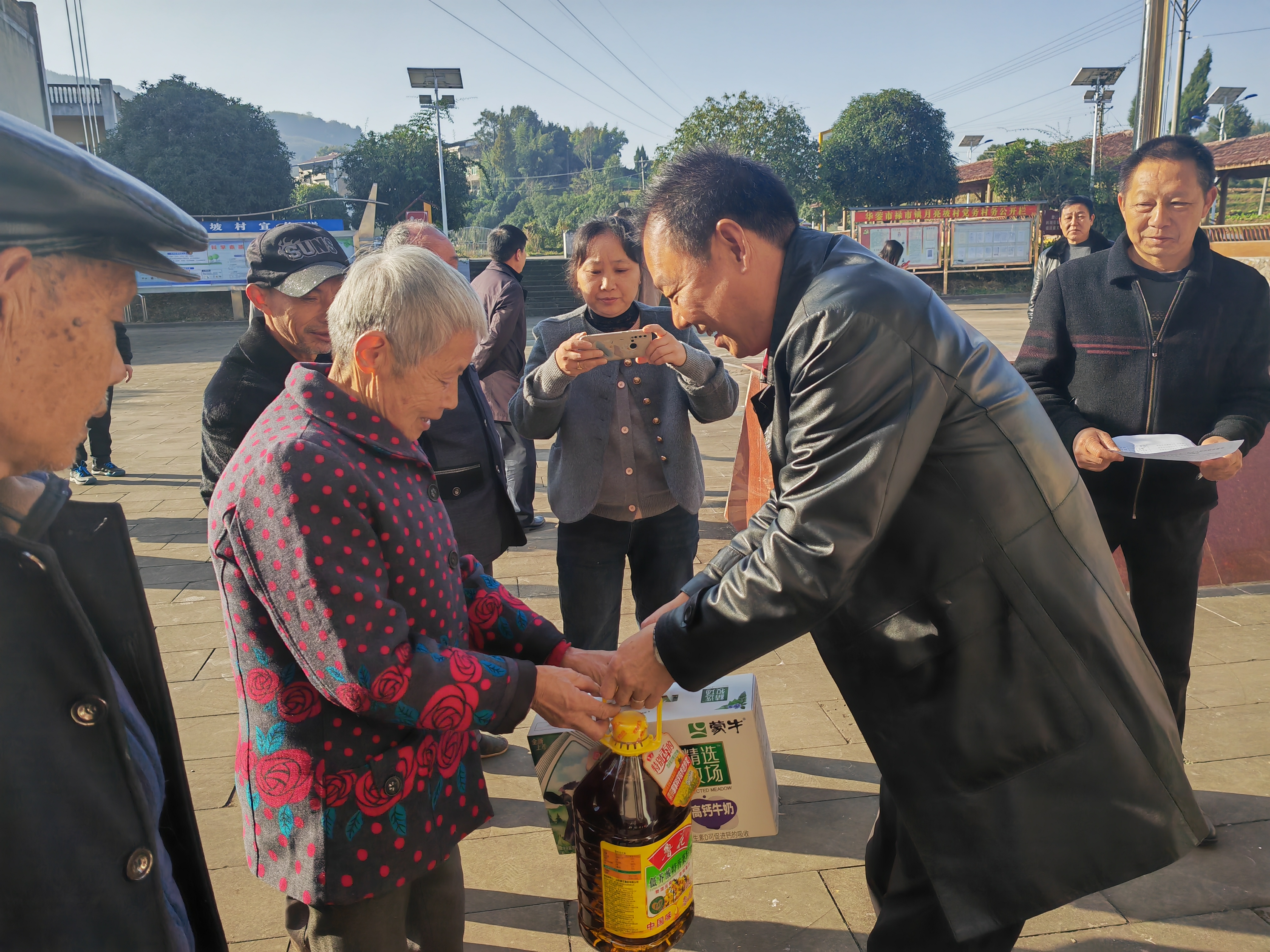 市人大常委会机关第四党支部到月亮坡村开展基层党组织结对共建活动