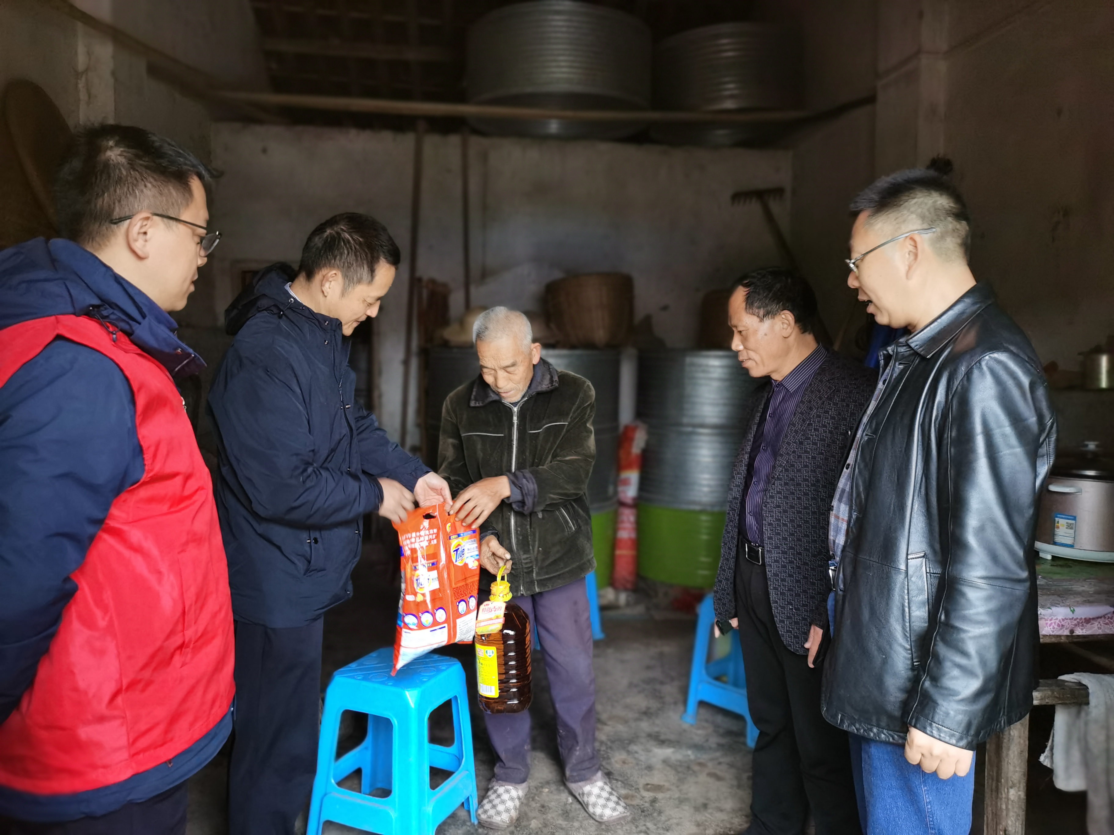 市人大常委会机关第二党支部到高峰村开展慰问老党员、困难群众活动